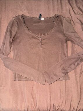 Women's Long-Sleeve Scoop Neck Henley Top in Dusty Brown